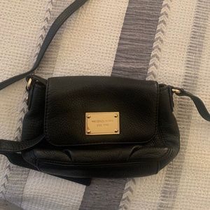Small black gold Michael Kors cluth